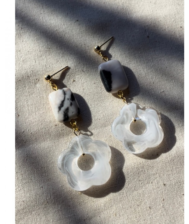 Aro flor blanca y piedra