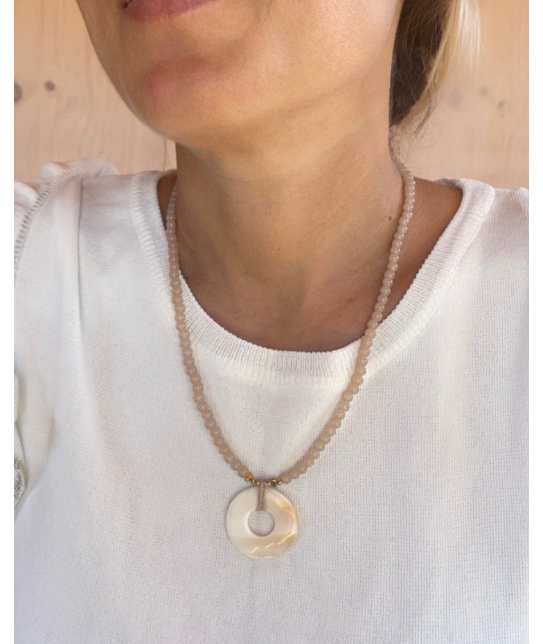 Collar beige y circulo nacar