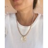 Collar beige y circulo nacar
